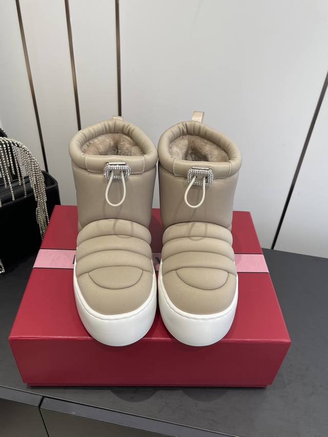 新款 雪地靴 蓬松织物短靴 厚底泡芙靴. DDD 鞋面以衍缝夹棉织物制成，柔软舒适，轻便的Eva材质鞋底宛如瑜伽垫，尽显挺拔身姿又保暖，配有带闪钻饰扣的抽绳，绵