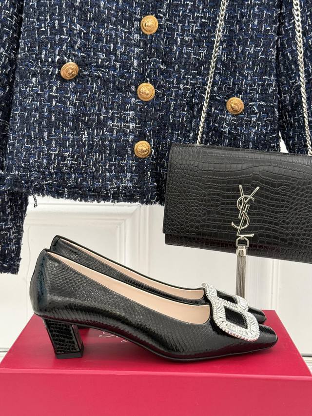 Rv水钻扣单鞋 DDD 原版定制鞋楦 版型超正 顶级品质 DDD 真丝鞋面搭配Binglinbinglin的 DDD 水钻简直亮瞎双眼！ DDD 鞋面采用原版定