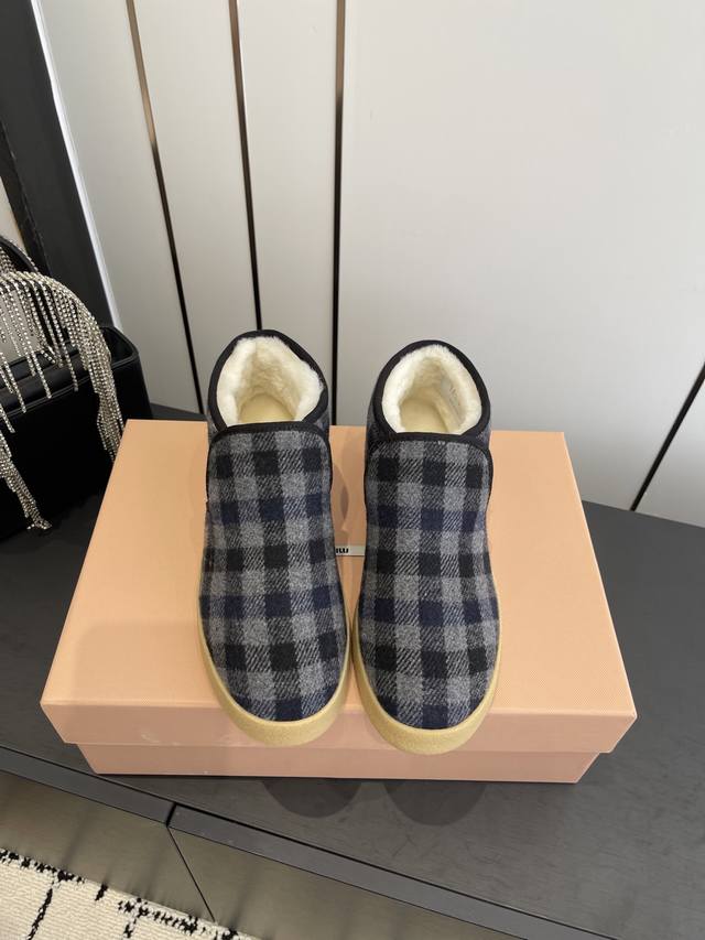 缪缪绒面皮和羊羔毛短靴 DDD 柔软轻盈的质感定义了这款绒面皮和羊羔毛短靴的轮廓，结合了高雅与实用性。材质与廓形彰显Miu Miu造型的现代与年轻活力。 DDD