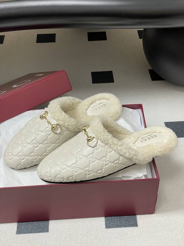 古驰Princetown经典羊毛拖鞋，双G牛皮压印穆勒鞋马衔扣平底半拖鞋毛毛拖鞋. DDD 这款鞋履材质柔软，廊形精致流畅，彰显日常优雅风范！ DDD 鞋面原版