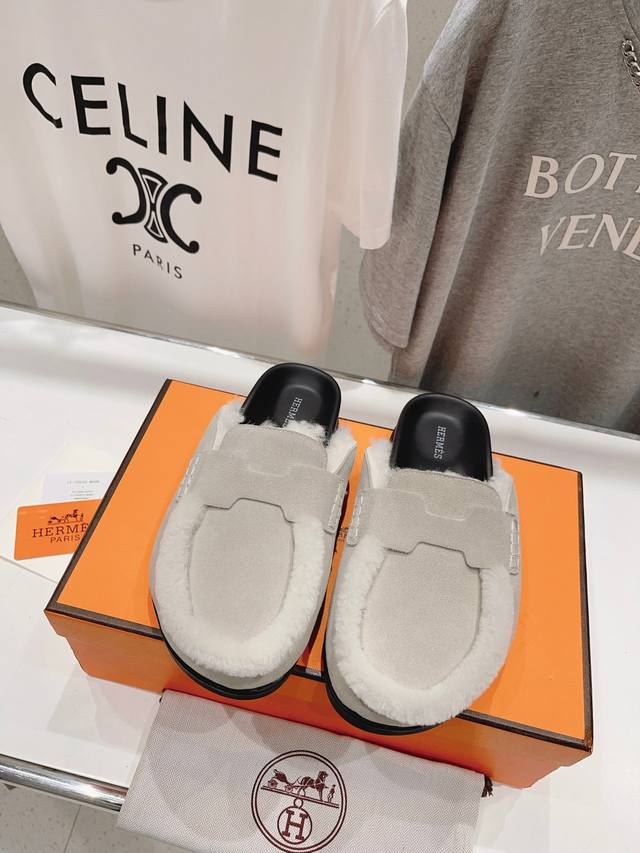 爱马仕H家又一款让你完全Hold不住钱包的大爆款，听说超级难买 DDD 面质：进口麂皮山羊皮和羊毛皮 DDD 内里：澳洲进口羊羔毛 DDD 大底：原版防滑大底