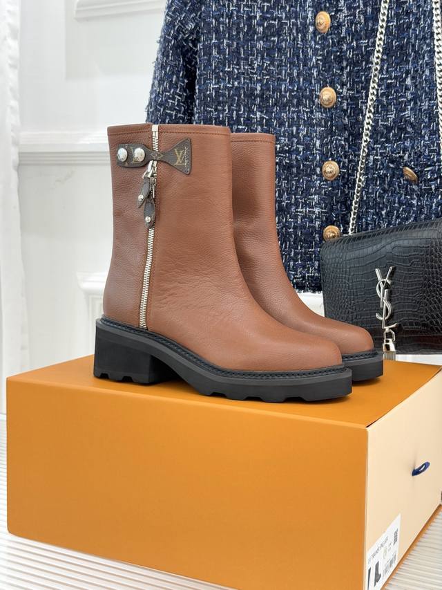 驴牌顶级版 DDD 秋冬新款链条老花皮带厚底机车短靴 DDD 是复古与潮酷的绝妙融合～ DDD 经典老花皮带交织金属链条 DDD 细节满溢奢华质感 DDD 厚底