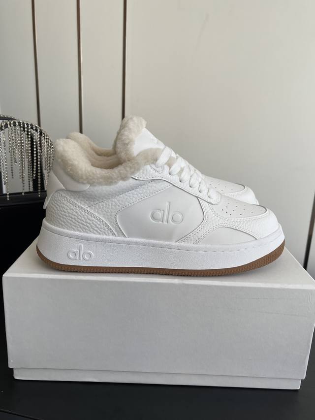 秋冬新款 拼色小白鞋厚底 羊毛 舒适休闲款 DDD 非常轻便！套上袜套搭配更好看！而且还是明星同款推荐～上脚增高显腿细！ DDD 超级适合我们小个子女生～鞋子整