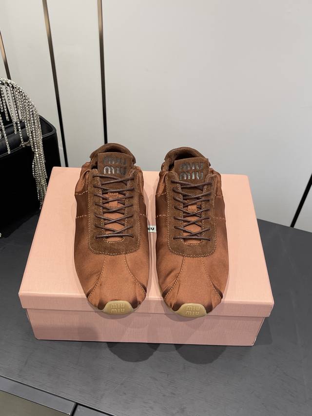 缪缪新款 走秀新款一脚蹬懒人鞋 德训鞋. DDD 官方春夏走秀新款，时髦百搭 即可咸又可甜 一点也不磨脚。无论光脚穿还是搭配袜子穿都超级减龄 超级无敌百搭！ D