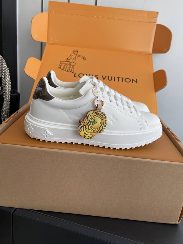 路易威登 休闲板鞋 小白鞋 超多网红时尚博主种草 简约的鞋型格板设计 品牌Logo压花 老花拼接 鞋舌的 Lv Circle 橡胶贴饰丰富细节. DDD 鞋面原