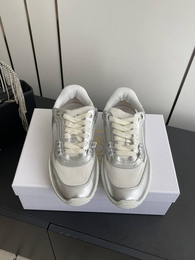 迪奥新款情侣德训鞋运动鞋透视款 DDD 眼睛一亮的透视网设计风格 网面皮面搭配超高级 清新且活力满满 上脚百搭秀气 DDD 鞋面：牛皮，牛反绒加网面 DDD 内