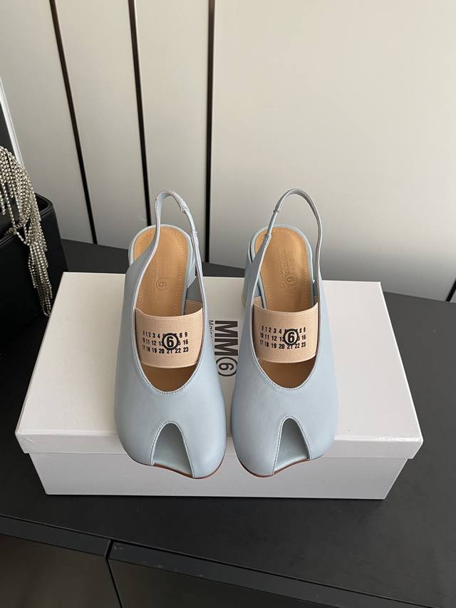 马吉拉春夏新品 玛丽珍 芭蕾舞鞋 鱼嘴凉鞋 DDD 舒适度不用说 肯定会很舒服的 廓形 独具匠心的设计和对比材质的拼贴均是 Mm6 Maison Magical