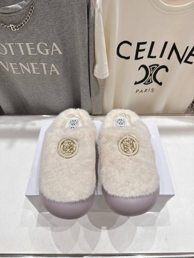 罗意威新款 DDD 秋冬必备一脚蹬勃肯半包拖鞋 DDD 时髦精必入单品 超级跑量系列 DDD 毛茸茸 软糯糯的居家外穿都 DDD 舒适百搭 慵懒又时髦！ DDD