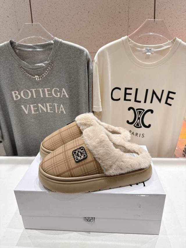 罗意威秋冬火爆新款 超有辨识度的可爱毛毛拖鞋，简约的时尚设计，配合整体原版楦型，时尚舒适好穿. DDD 面料：原版进口布面 DDD 内里 垫脚：环保编织毛绒 D