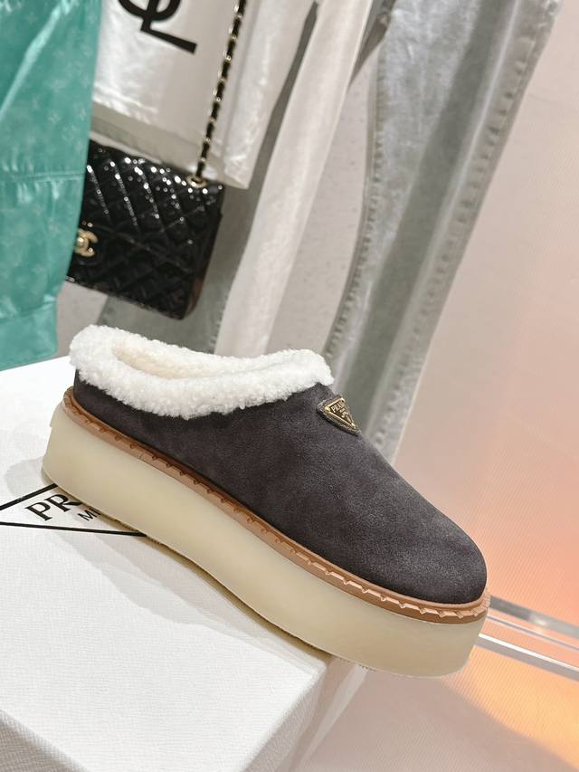 最高顶级版 普拉哒三角标尼龙华达呢雪地派对金属标齿轮厚底雪地包头拖！ DDD 面料进口擦色牛绒皮 DDD 澳洲真羊羔毛内里 垫脚 DDD 原版双色超轻Tpu底+