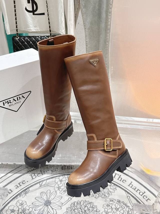 普拉达F041系列 最新三角扣厚底长筒靴马丁靴，非常耐看的一款. DDD 走秀款中筒靴 原版复刻 版型超正 超经典百搭款 超级耐看 耐穿 不过时 瘦腿神器 简约