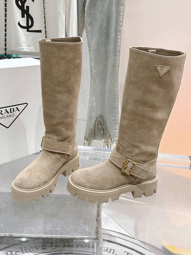 普拉达F041系列 最新三角扣厚底长筒靴马丁靴，非常耐看的一款. DDD 走秀款中筒靴 原版复刻 版型超正 超经典百搭款 超级耐看 耐穿 不过时 瘦腿神器 简约