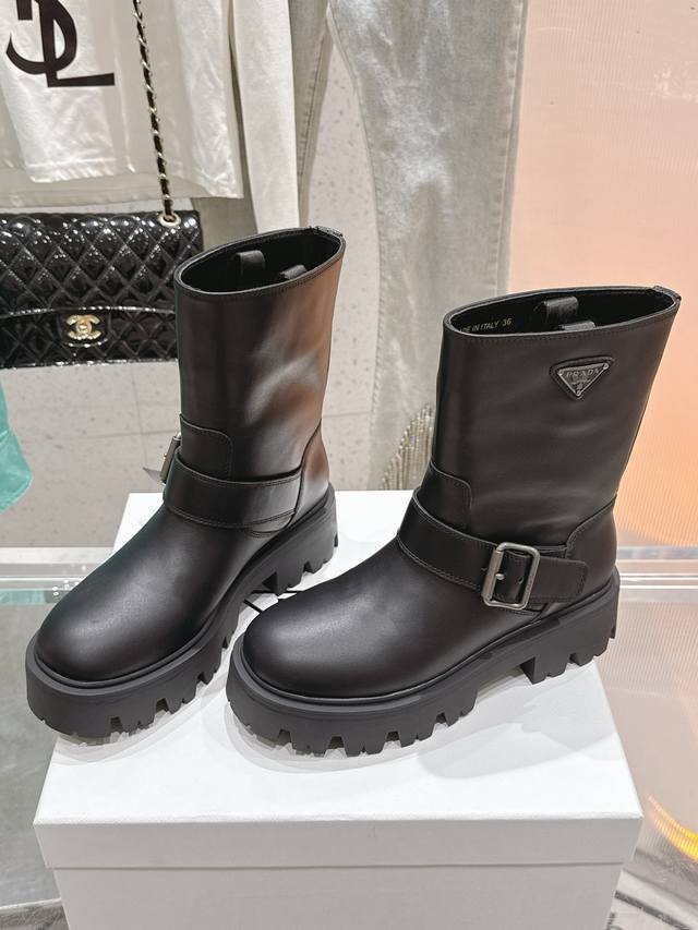 普拉达F041系列 最新三角扣厚底中筒靴马丁靴，非常耐看的一款. DDD 走秀款中筒靴 原版复刻 版型超正 超经典百搭款 超级耐看 耐穿 不过时 瘦腿神器 简约