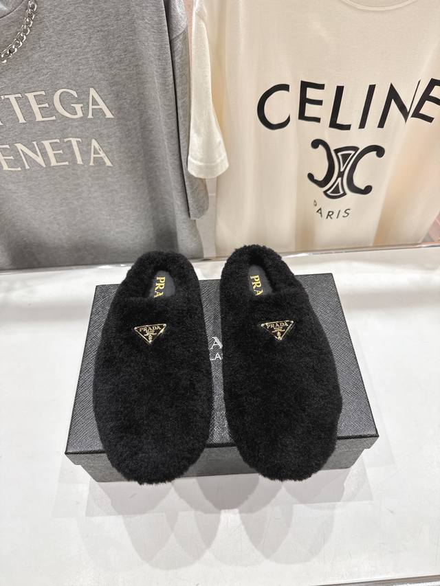 普拉达秋冬新款居家半包羊毛拖鞋毛毛鞋闪亮登场. DDD 时尚大方的设计呈现经典轮廓，不管面对任何场所 主场只属于你！ DDD 面料高等级羊毛植毛 DDD 内里垫