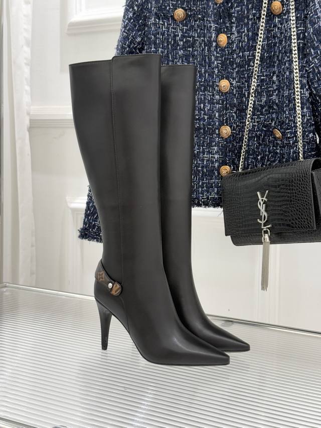 驴牌秋冬新品 DDD 顶级老花皮带扣尖头高跟长靴 DDD 精致金属Lv标识点缀其上 DDD 个性尖头设计 利落又时尚 DDD 完美拉长腿部线条 DDD 赋予你行