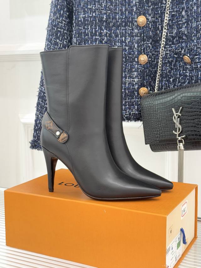 驴牌秋冬新品 DDD 顶级老花皮带扣尖头高跟短靴 DDD 精致金属Lv标识点缀其上 DDD 个性尖头设计 利落又时尚 DDD 完美拉长腿部线条 DDD 赋予你行