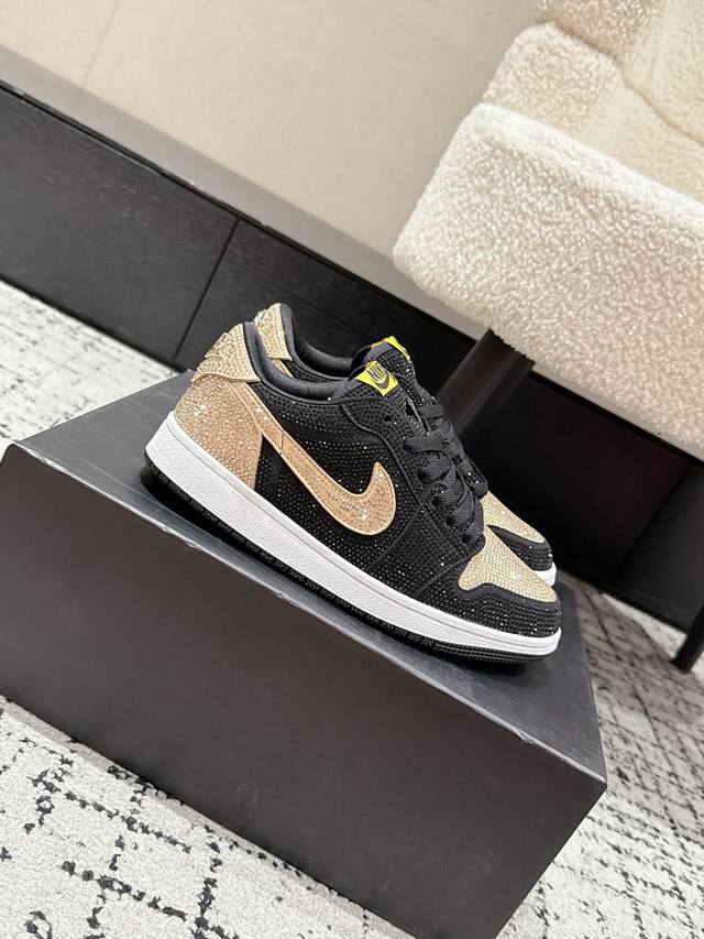 新品联名款｜满天星休闲球鞋 DDD 这双布满水钻的球鞋一直深受潮流爱好者的喜爱 DDD 整个鞋身密密麻麻的小水钻布满了整个鞋面，在灯光照耀下闪闪发亮，呈现出极为