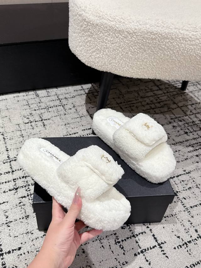 双C锁扣毛拖 DDD 人手必入的秋冬跑量单品 DDD 经典的版型设计 时尚又百搭 DDD 松紧 贴合脚部 更加舒适不挑脚型！ DDD 上脚特别好看哦，闭眼入！