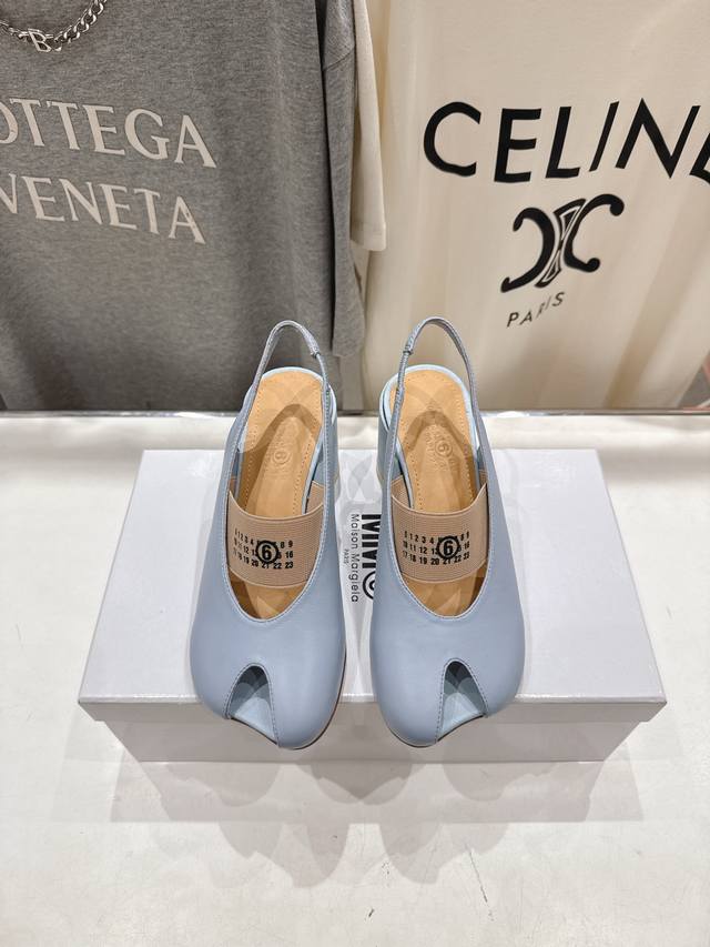 马吉拉 春夏新品玛丽珍平底鞋芭蕾舞鞋鱼嘴凉鞋 DDD 这款芭蕾舞鞋采用很有质感的羊皮面料 牛皮内里垫脚鱼嘴开口独特设计和Mm6独有的Logo松紧带 意大利真皮大