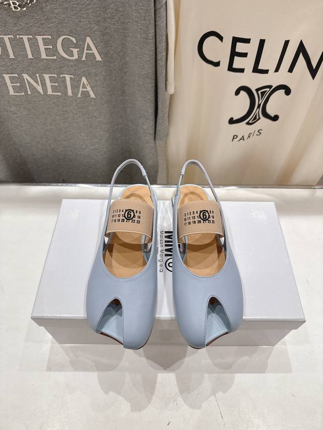 马吉拉 春夏新品玛丽珍平底鞋芭蕾舞鞋鱼嘴凉鞋 DDD 这款芭蕾舞鞋采用很有质感的羊皮面料 牛皮内里垫脚鱼嘴开口独特设计和Mm6独有的Logo松紧带 意大利真皮大