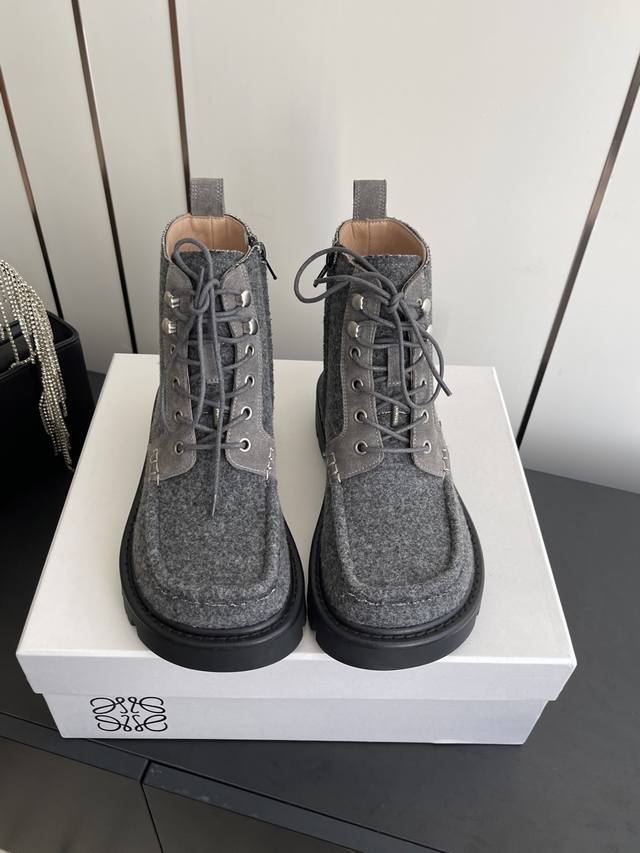 罗意威 顶级新款 娃娃头 系带马丁靴 DDD 简约大气时髦 耐看不过时 是时尚圈永不退潮的经典所在 复古的英伦风格 让你穿出不一样的气质.对版原版楦头 专柜全套