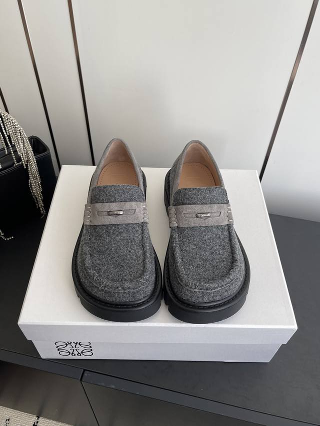 罗意威 顶级新款 娃娃头 鞋带乐福鞋 DDD 简约大气时髦 耐看不过时 是时尚圈永不退潮的经典所在 复古的英伦风格 让你穿出不一样的气质.对版原版楦头 专柜全套