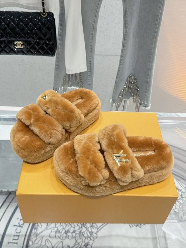 顶级重磅推出 驴家经典爆款菱格毛拖 DDD 时髦精必入单品 DDD 毛茸茸 软糯糯的居家外穿都 DDD 舒适百搭 慵懒又时髦！ DDD 进口羊羔毛 DDD 原版