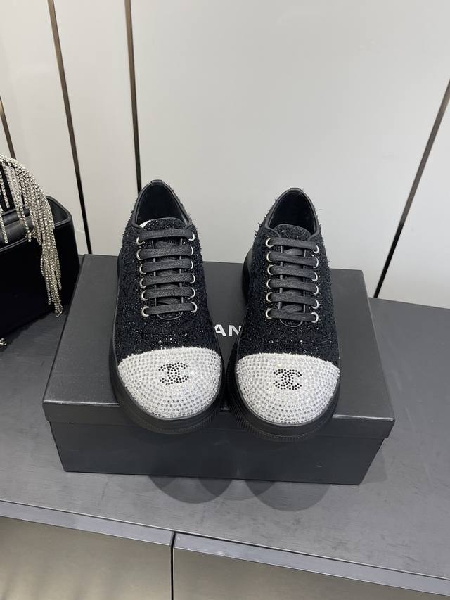 小香风新款休闲款运动鞋 DDD 这款经典设计 鞋面多种工艺电绣的风格；大底却时尚运动；不平凡的拥入了多种配色元素多元化混搭非常好看百搭，休闲，时尚，运动，户外都