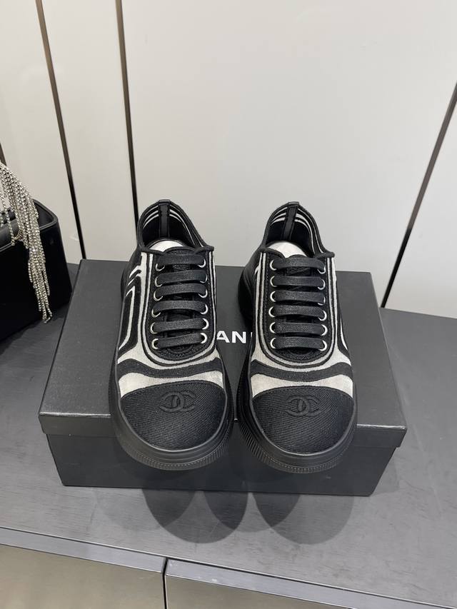 小香风新款休闲款运动鞋 DDD 这款经典设计 鞋面多种工艺电绣的风格；大底却时尚运动；不平凡的拥入了多种配色元素多元化混搭非常好看百搭，休闲，时尚，运动，户外都