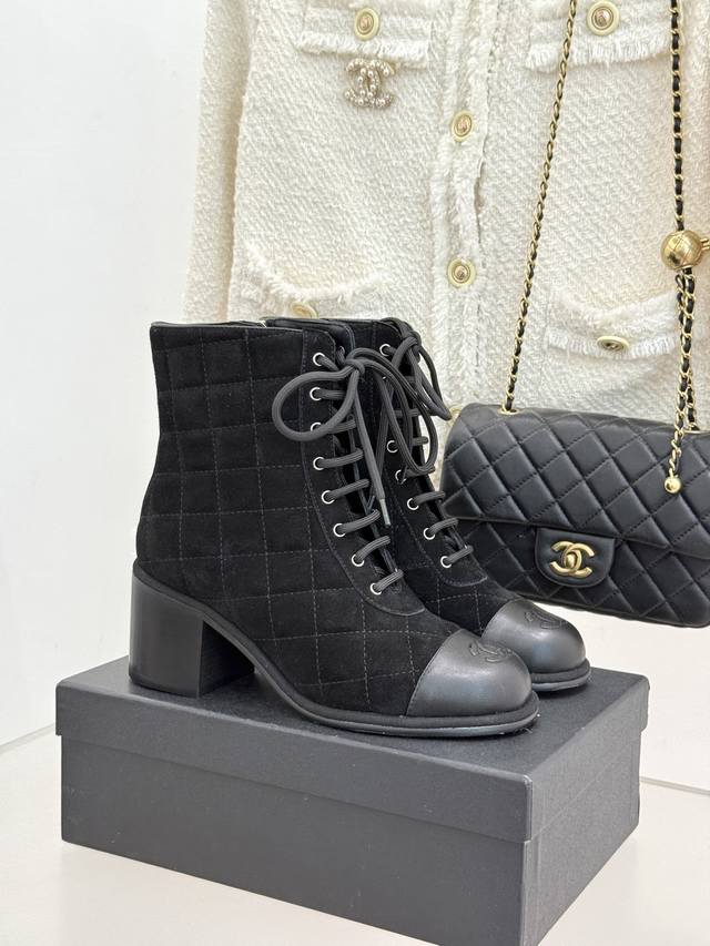 新品拼色粗跟马丁靴短靴 DDD 当经典基因碰撞英伦马丁靴的率性锋芒 DDD 这双马丁靴短靴以跨界之姿登场. DDD 5Cm粗跟与防滑粗跟的黄金配比 DDD 即便