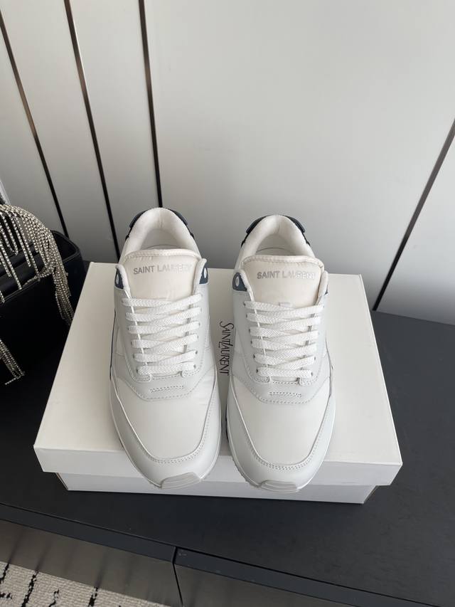 新款男士休闲鞋 运动鞋灵感源自复古跑鞋。 DDD 鞋面采用网眼织物+绒面革拼接 透气又有质感 视觉冲击力满分！ DDD 鞋舌和后跟都有品牌橡胶标志，超高辨识度，