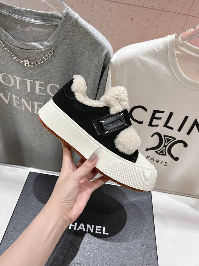 顶级爆款新品 DDD 秋冬羊毛款厚底魔术贴休闲运动鞋 DDD 第一眼看上就被种草了♀ DDD 超级温柔大方 名媛气质十足 DDD 随意搭配不会错，高级有质感 D