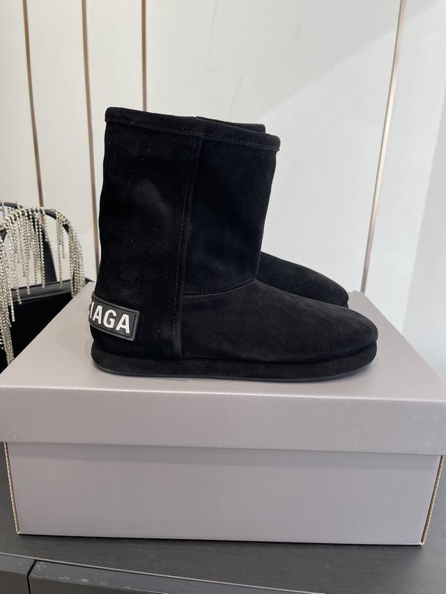 巴黎世家Skiwear新版阿拉斯加雪地靴 完美复刻 设计师推出探索时尚界对于原创与挪用的概念、以全新系列致敬传承与经典 以标志性Balenciaga抽象打破常规