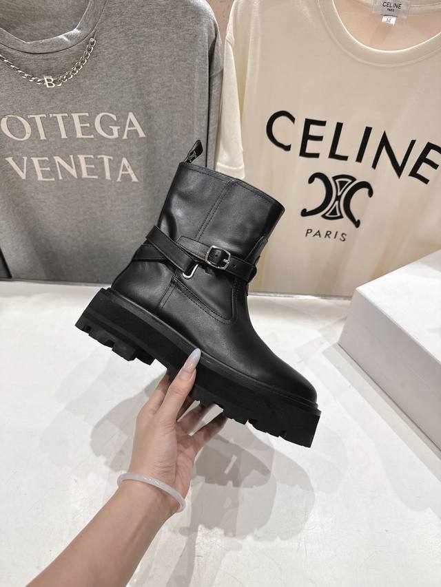 赛琳 秋冬新款帅气英伦风马丁靴. DDD 复古简约又时尚 上脚舒适百搭！低调简约的设计，超帅气造型带点复古的味道，上脚显瘦轻便，打造多样穿法 DDD 原版进口小