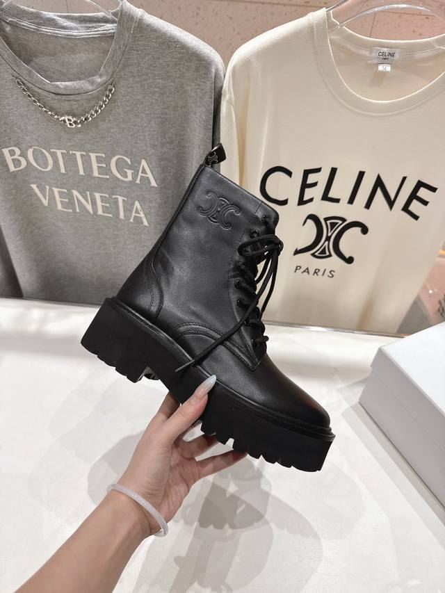 赛琳新款复古系带厚底中短靴马丁靴骑士靴. DDD 网红爆款来袭！各大网红抢先体验、Celine网红Ins种草神器、非常复古风、气场十足单品、设计风格非常新颖、高
