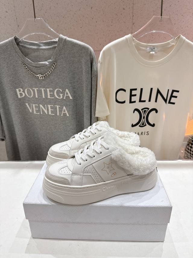 顶级秋冬新款羊毛休闲包头半拖..融入D家高定精神诠释经典跑鞋！原版开发，顶级版本！ DDD 网眼织物和进口牛皮的搭配，打造对比鲜明的现代风格！真的很时髦 DDD