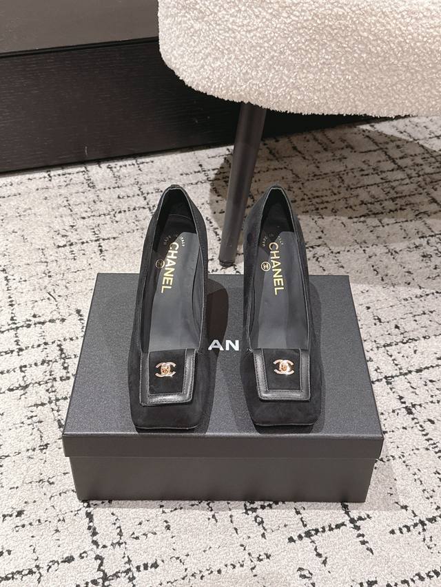 顶级专柜走秀款高跟单鞋 DDD 专柜走秀款绝对太帅了 DDD 这一季最热门的款式，质感非常柔软舒适不卡脚. DDD 经典的方头造型设计，超级时尚 DDD 原版进