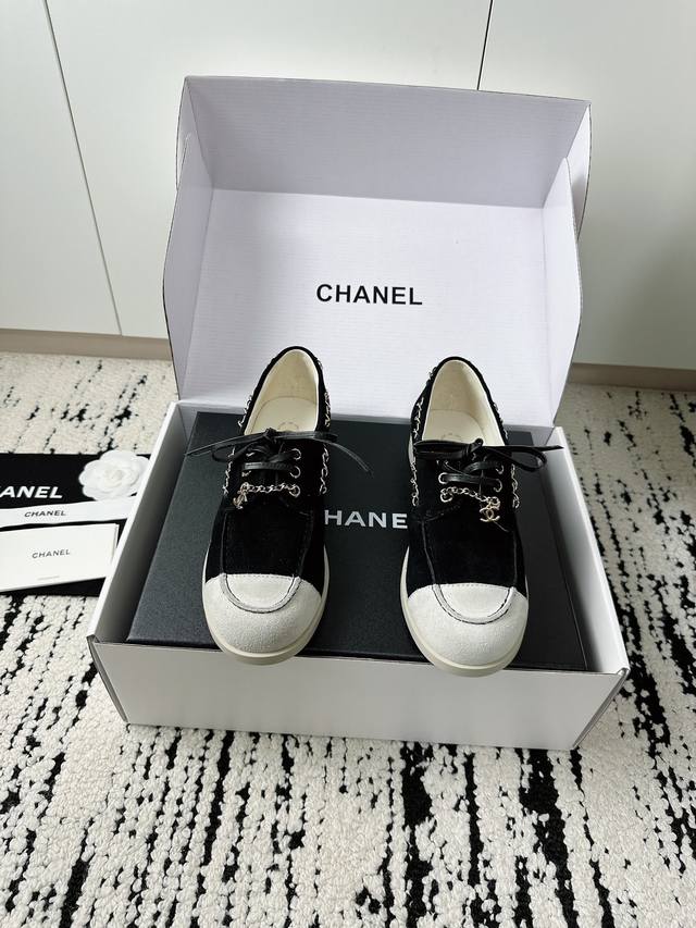 专柜最新拼色双C链条，休闲度假系带小皮鞋豆豆鞋乐福鞋。 DDD 鞋侧金属链条随步履轻晃与标志性双C扣形成呼应，平底鞋型兼顾舒适与利落，行走间尽显松弛姿态。 DD