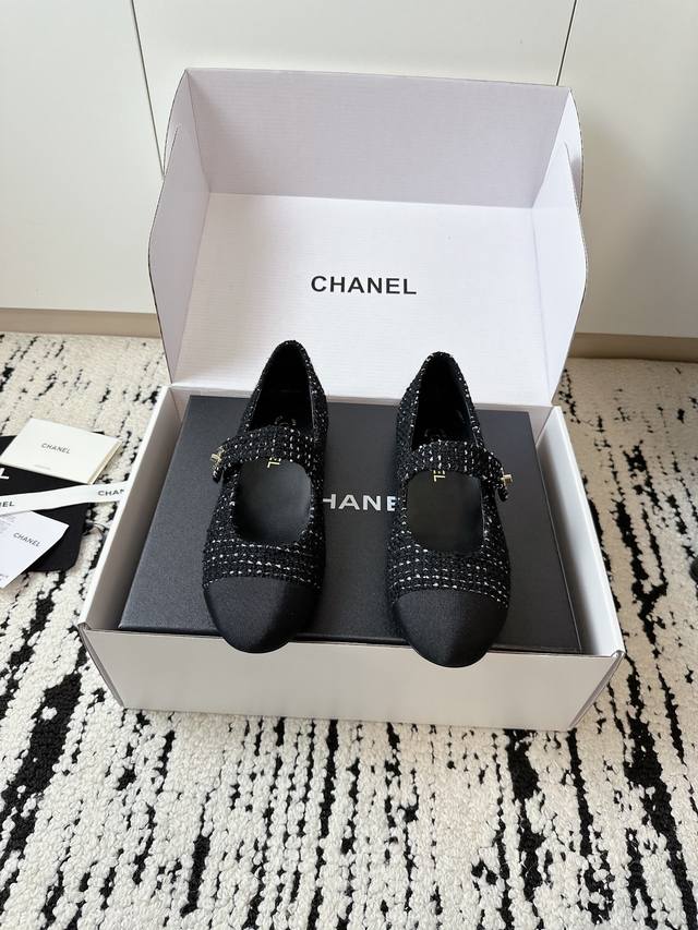 代购级平跟玛丽珍单鞋 DDD 原版复刻 专柜走秀款绝对太帅了 DDD 这一季最热门的款式，质感非常柔软舒适不卡脚. DDD 经典的双C元素带子搭配，超级时尚 D