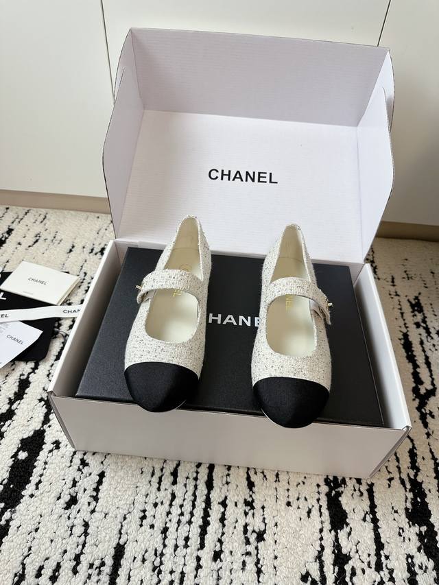 代购级平跟玛丽珍单鞋 DDD 原版复刻 专柜走秀款绝对太帅了 DDD 这一季最热门的款式，质感非常柔软舒适不卡脚. DDD 经典的双C元素带子搭配，超级时尚 D