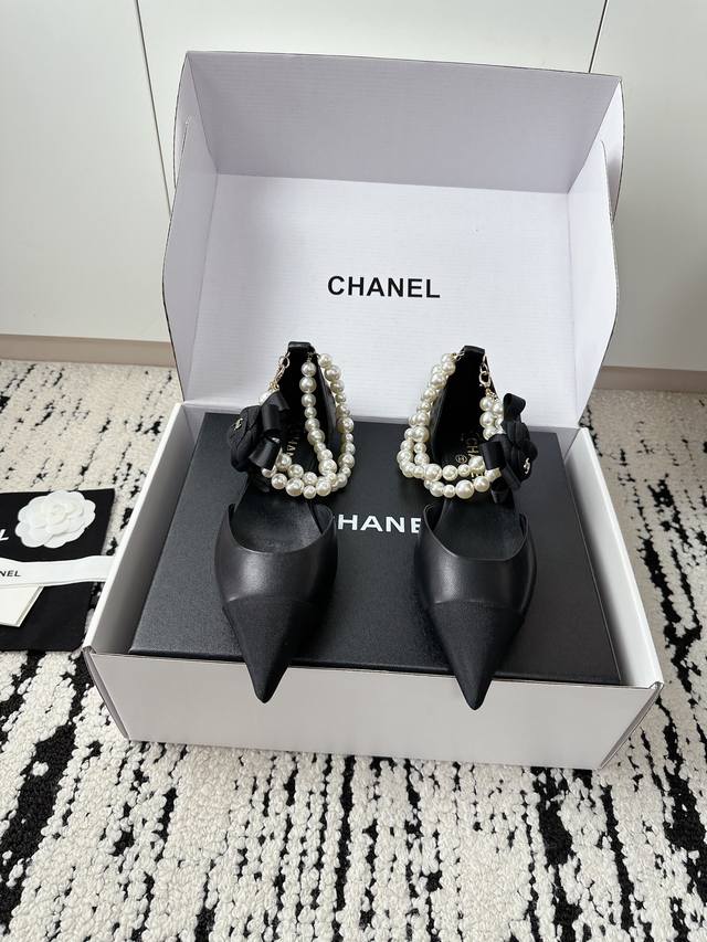 专柜新品 DDD 顶级复刻 珍珠链条蝴蝶结拼色平底玛丽珍鞋 DDD 优雅永不过时 经典设计 DDD 面料原版定制牛皮料 DDD 内里垫脚均为羊皮 DDD 意大利