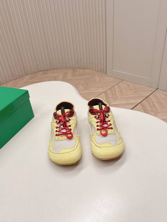 火爆款 Bottega Veneta Bv葆蝶家 Orbitflash系列复古运动鞋 DDD 设计风格:以90年代复古跑鞋为蓝本，鞋型更扁平，流线型，鞋头圆润，