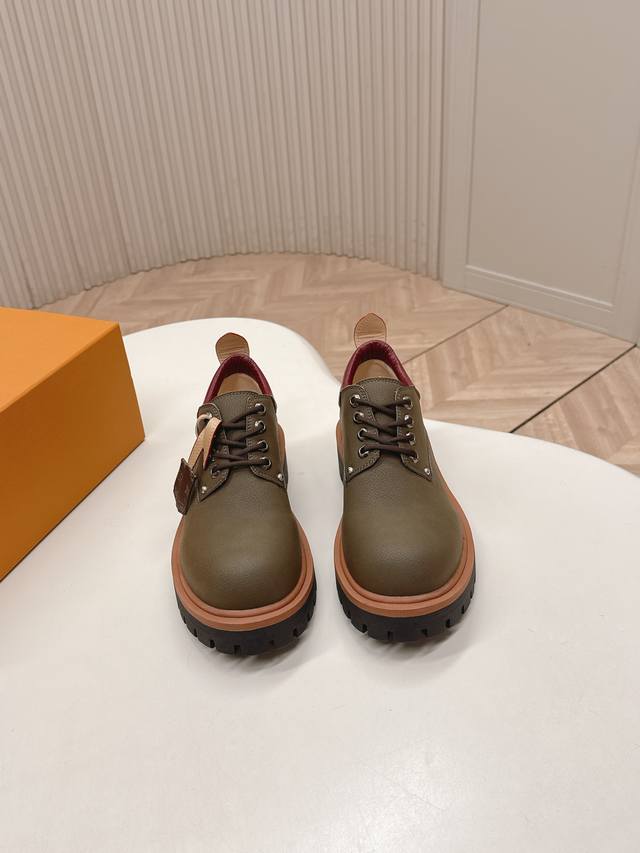 情侣款 Lv驴牌复古大头中性风厚底休闲小皮鞋 简约大气百搭四季通用 DDD 上脚不被常规所拘束，随心所欲做自己～ DDD 鞋面：牛皮 DDD 内里：牛皮 DDD