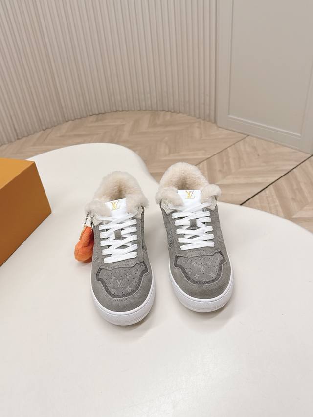羊毛里款 情侣款 路易威登Lv秋冬最新款休闲运动鞋板鞋 原版购入开发 完美复刻 压花Logo品牌元素点缀鞋面和轻质橡胶外底，经典的隔板设计 面料: 原版进口牛皮