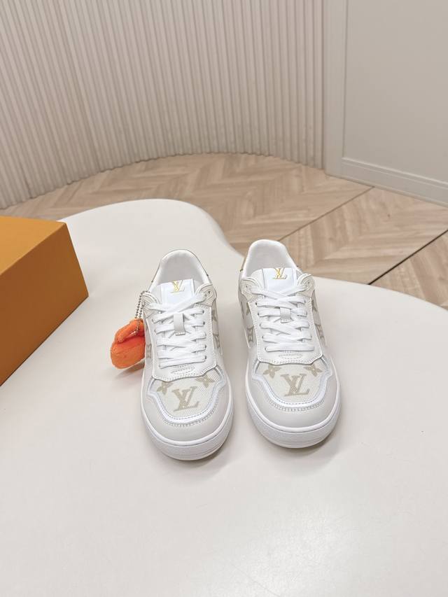 情侣款 路易威登Lv秋冬最新款休闲运动鞋板鞋 原版购入开发 完美复刻 压花Logo品牌元素点缀鞋面和轻质橡胶外底，经典的隔板设计 面料: 原版进口牛皮 内里：牛