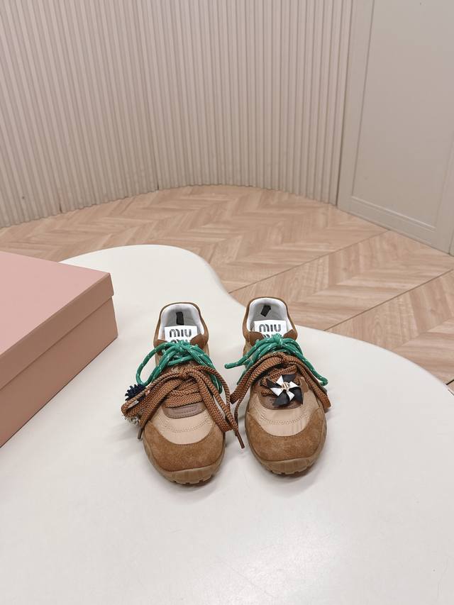 Miu Miu 25Ss 春夏新款走秀Miumiu 德训鞋 休闲运动鞋 DDD 休闲鞋秀场工艺来自Miu Miu系列的细节特写 新季的潮流此刻挚爱的概念，多元对