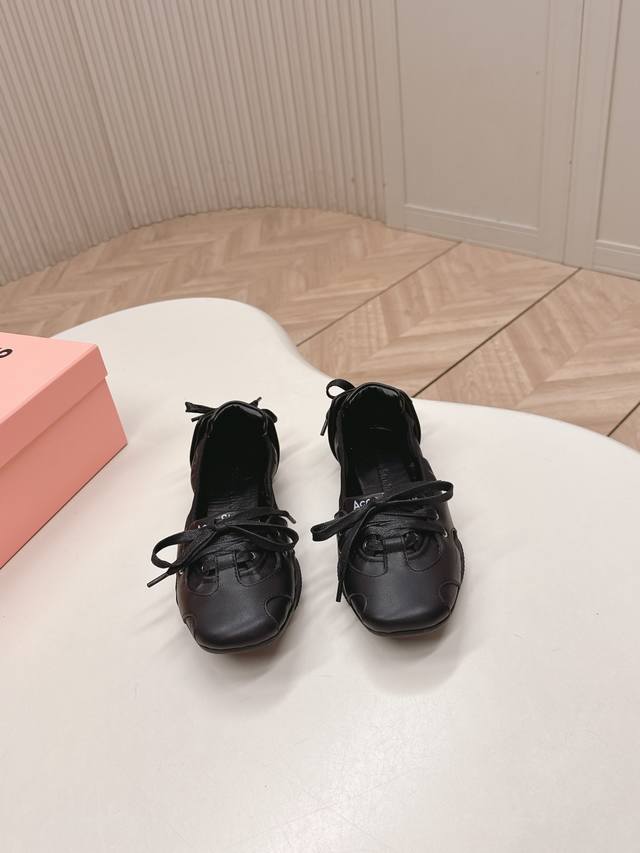新皮面 出 2026新色系！Acne Studios新款芭蕾舞运动鞋 Acne Studios将运动鞋与当下热门的芭蕾舞鞋元素结合首次推出P芭蕾舞运动鞋 DDD
