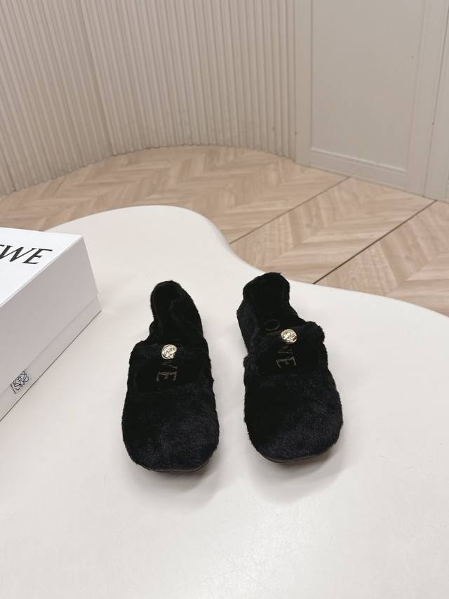 罗意威Loewe 新款限量版的毛毛鞋，搭配最火的色调，真正的懒人休闲时尚鞋，加若隐若现的美感，采用细腻进口小羊毛，触碰皮毛一体，柔嫩滑顺 自带加热功能，给冬天暖