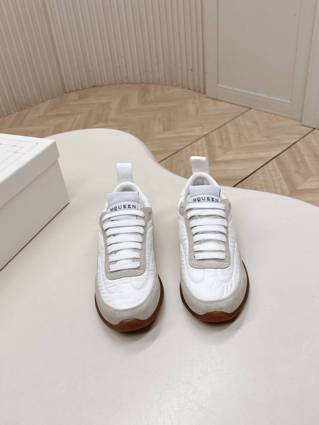 Mcqueen 麦昆 Ec1 26Ss新款 小白鞋 德训运动鞋 DDD 当下最火爆的一款的德训鞋 灵感来自经典复古学院风,全新演绎经典,轻便、舒适、透气的四季必 Mcqueen 麦昆 Ec1 26Ss新款 小白鞋 德训运动鞋 DDD 当下最火爆的一款的德训鞋 灵感来自经典复古学院风,全新演绎经典,轻便、舒适、透气的四季必