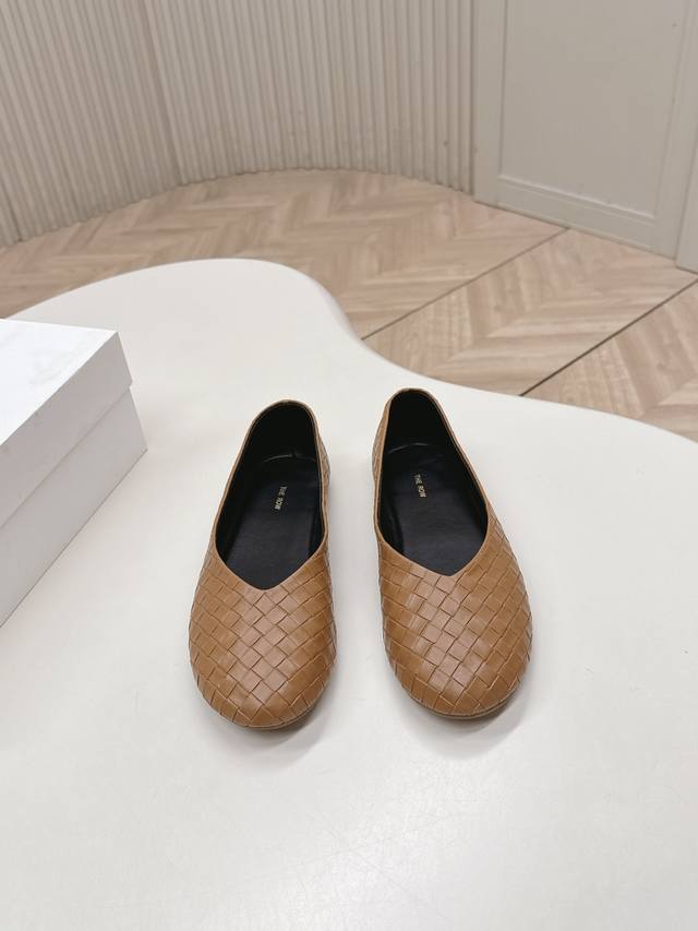 The Row 26春款 编织面奶奶鞋 单鞋 DDD 编织压纹让原本单调的奶奶鞋精致又高雅 复古编织设计，不仅透着一股文艺范儿，还超级百搭，无论是通勤或休闲，都